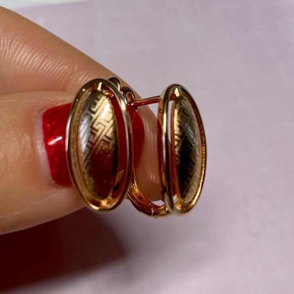 🌟 Gold Plated Earrings - Picture 3 of 3